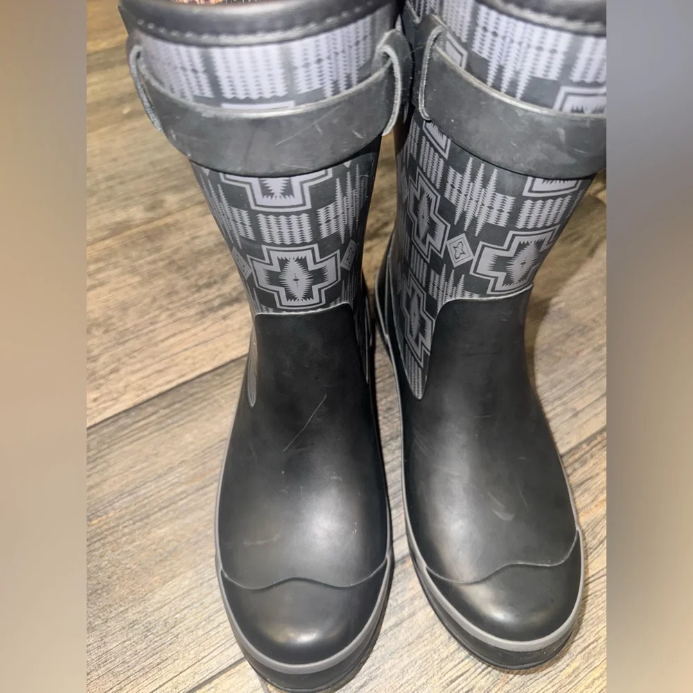 Pendleton Women’s Heritage Print Short Rain Boot, Harding Black, Size 7 EUR 38